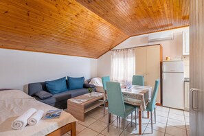 Standard Studio, Microwave, Mountain View (Studio Apartment Iva Rijeka Suburbs) | Interior - Studio Apartment Iva Rijeka Suburbs (Rijeka)