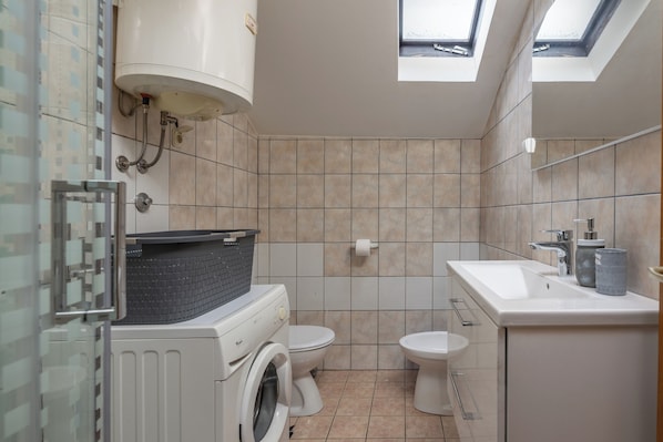 Standard Studio, Mountain View, Mountainside (Studio Apartment Iva) | Bathroom | Shower, towels, soap, shampoo - Studio Apartment Iva (Rijeka)