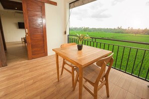 Outdoor dining - Ubud 3BD Premium Villa: pool and pristine views! (Ubud)