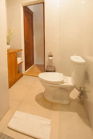 Shower, hair dryer, bidet, towels - Ubud 3BD Premium Villa: pool and pristine views! (Ubud)