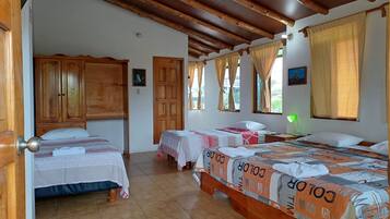2 habitaciones, tabla de planchar con plancha, wifi y ropa de cama