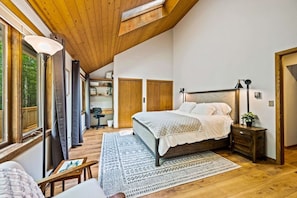 A bedroom with a bed, bedside tables, a desk, and a chair. - Luxury Chalet – Ephraim (Ephraim)