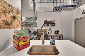 Interior - Waco Memory Lane, Downtown Luxury Loft- Steps to Silos/Baylor/McLane (Waco)