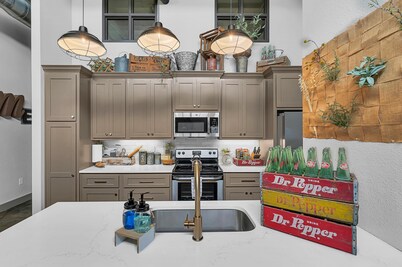 Waco Memory Lane, Downtown Luxury Loft- Steps to Silos/Baylor/McLane