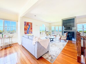 家庭獨棟房屋 | 起居區 | 40-吋智慧型電視、數位頻道、電視遊樂器