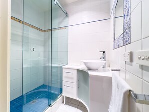 Family House | Bathroom - Classic Hampton Retreat (Hampton)