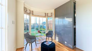 Family House | Ruang tamu | 40 inci sebuah televisyen pintar dengan digital, konsol permainan video