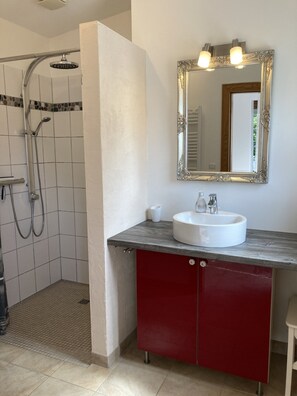 Dusche, kostenlose Toilettenartikel, Haartrockner, Handtücher