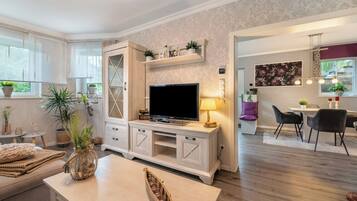 Een televisie en een stereo