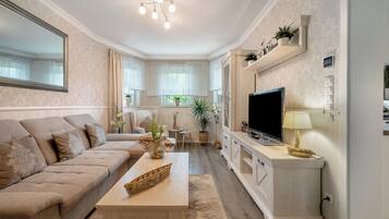 Een televisie en een stereo