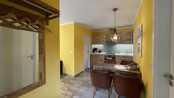 Jääkaappi, uuni, liesi, kahvin-/teenkeitin