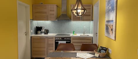 Fridge, oven, stovetop, coffee/tea maker