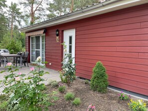 Outdoor dining - Holiday Home 'Pirol' with Private Terrace, Private Garden and Wi-Fi (Zossen)