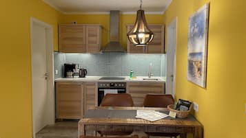 Fridge, oven, stovetop, coffee/tea maker