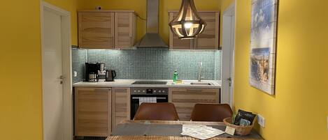 Kühlschrank, Ofen, Herdplatte, Wasserkocher mit Kaffee-/Teezubehör