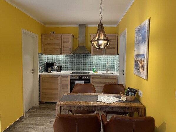 Fridge, oven, stovetop, coffee/tea maker