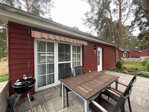 Outdoor dining - Holiday Home 'Pirol' with Private Terrace, Private Garden and Wi-Fi (Zossen)