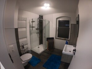 Een douche, een haardroger, handdoeken