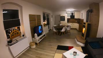 Fernseher, Kamin, Videospiele, DVD-Player