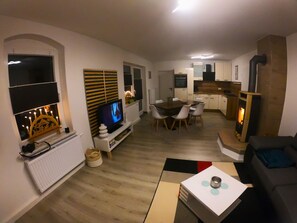 TV, fireplace, video games, DVD player - Apartment 'Ferienwohnung Am Bärenstein' with Balcony and Wi-Fi (Bärenstein)