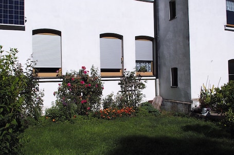 Exterior. Apartment "Rose" with Shared Garden