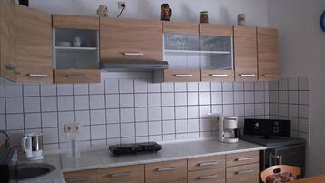Kühlschrank, Mikrowelle, Herdplatte, Geschirrspüler