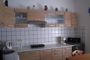 Fridge, microwave, stovetop, dishwasher - Apartment "Rose" with Shared Garden (Schöneck)