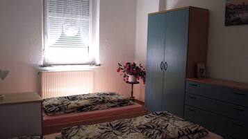 2 Schlafzimmer, BĂŒgeleisen/BĂŒgelbrett, kostenloses WLAN, BettwĂ€sche