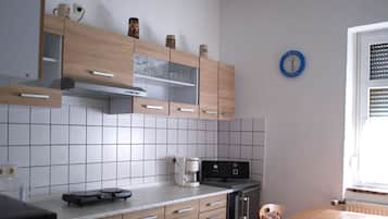 Kühlschrank, Mikrowelle, Herdplatte, Geschirrspüler