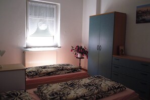 2 bedrooms, iron/ironing board, free WiFi, bed sheets - Apartment "Rose" with Shared Garden (Schöneck)