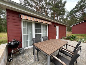 Outdoor dining - Holiday Home 'Eichhörnchen' with Private Terrace, Private Garden and Wi-Fi (Zossen)