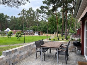 Outdoor dining - Holiday Home 'Eichhörnchen' with Private Terrace, Private Garden and Wi-Fi (Zossen)