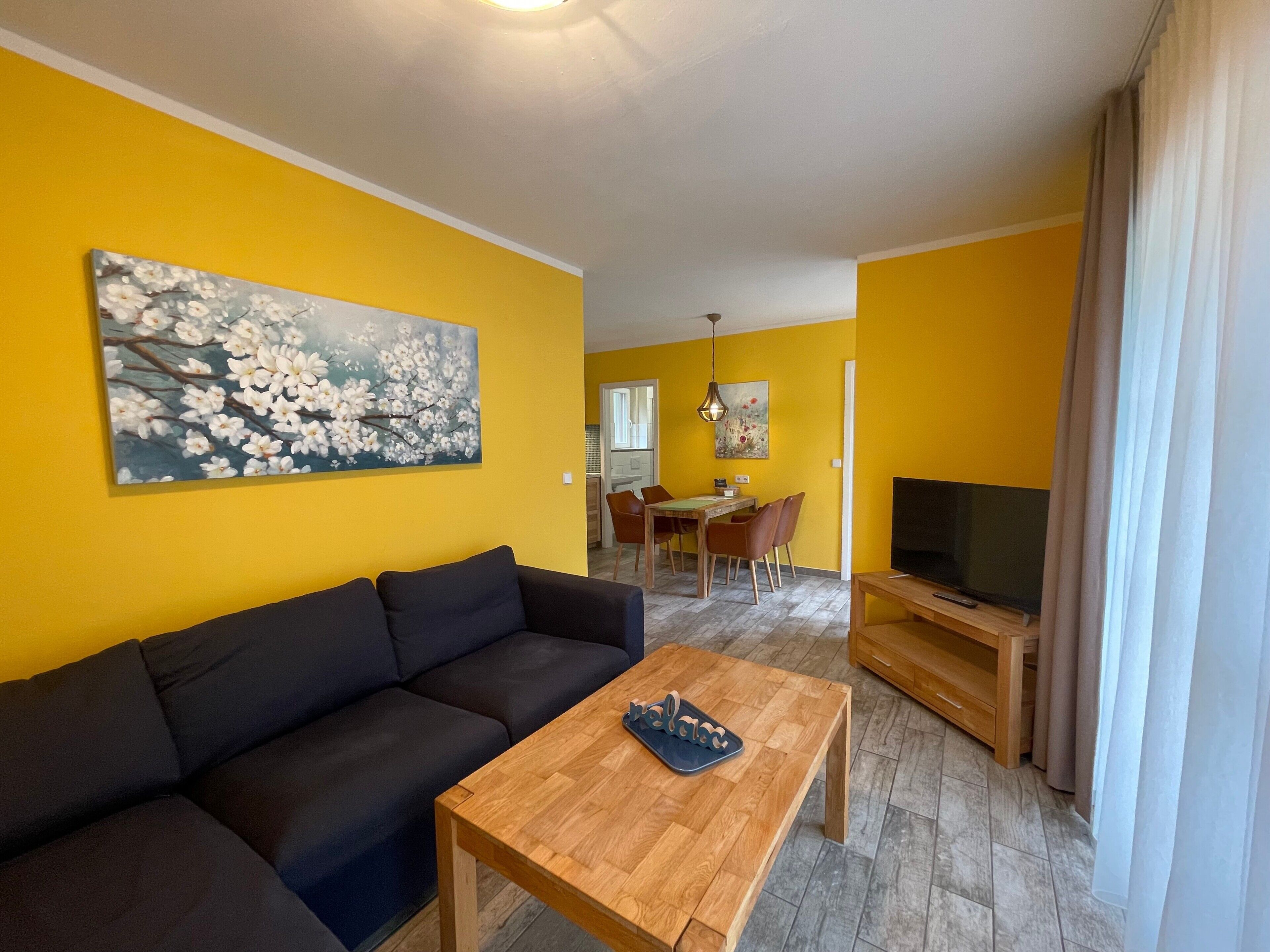 Tv och ett bordtennisbord