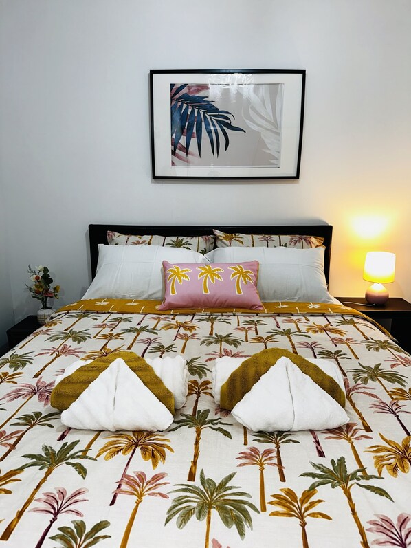 3 habitaciones, tabla de planchar con plancha, wifi y ropa de cama 
