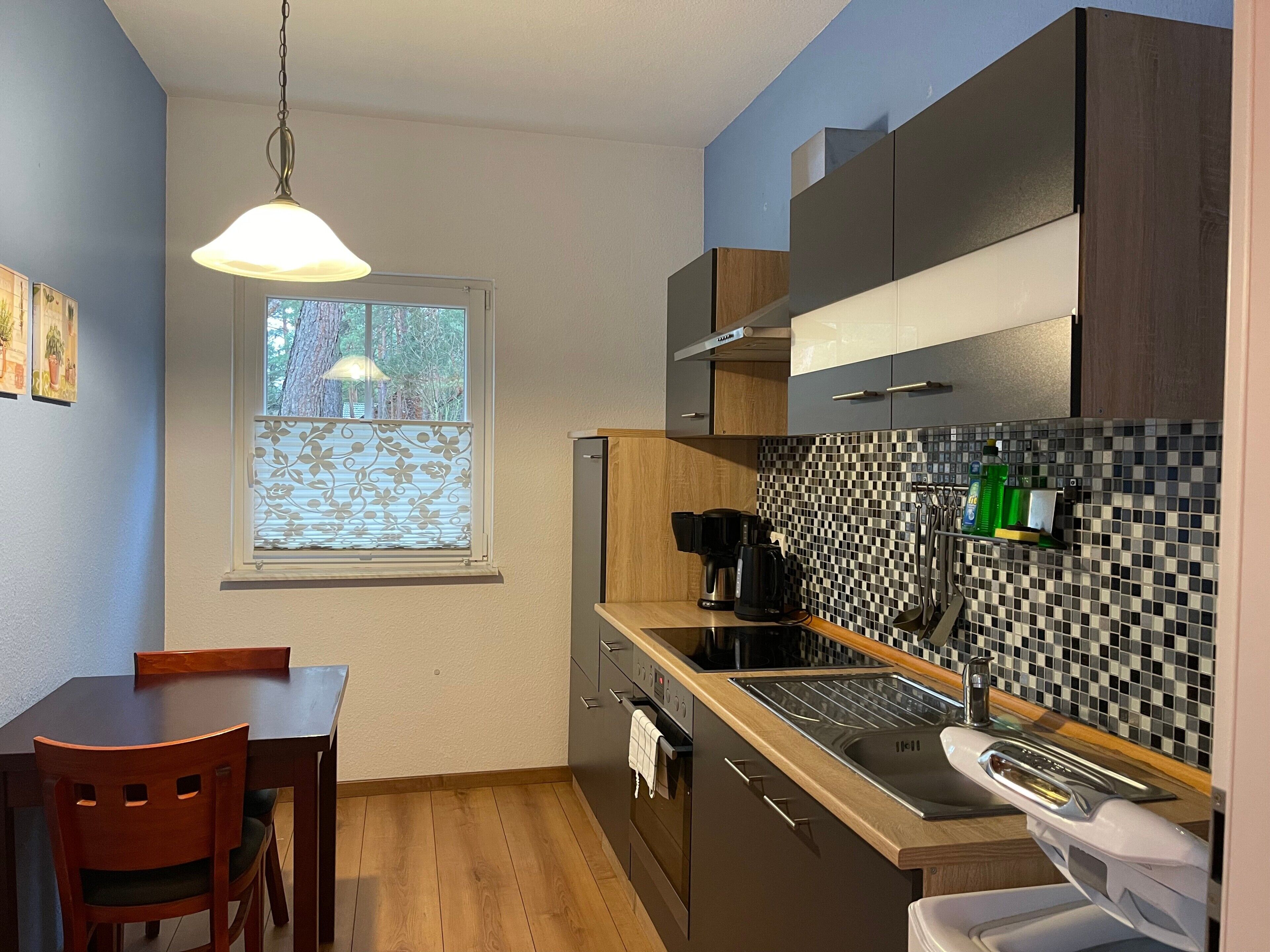 Fridge, oven, stovetop, coffee/tea maker