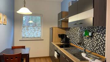 Fridge, oven, stovetop, coffee/tea maker