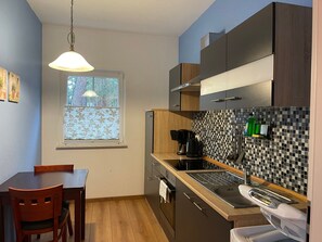 Fridge, oven, stovetop, coffee/tea maker - Holiday Home 'Ferienhaus Weitblick' with Private Terrace, Private Garden and Wi-Fi (Zossen)