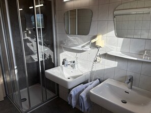 Dusche, Haartrockner, Handtücher