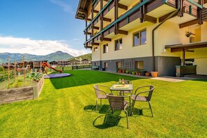 Outdoor dining - Holiday Apartment "No. 21 Haus Voglreiter" with Mountain View, Balcony and Wi-Fi (Kaprun)