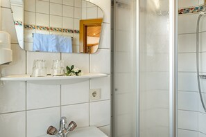 Dusche, Haartrockner, HandtĂŒcher