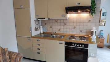 Refrigerador, horno, parrilla de estufa y cafetera y tetera