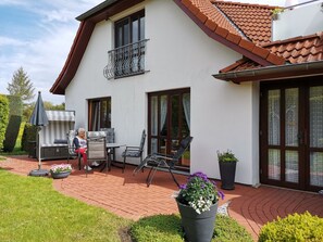 Outdoor dining - Apartment 'Ferienwohnungen Evi Opp - Evita' with Private Terrace, Private Garden and Wi-Fi (Brodersdorf)