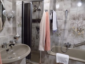 Shower, hair dryer, towels - Apartment 'Ferienwohnung Evi Opp - Harmonie' with Private Terrace and Wi-Fi (Brodersdorf)