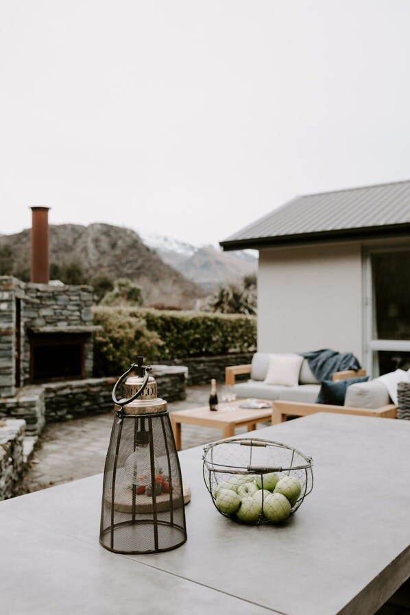 Terrace/patio - Dovecote: 5-bedroom Home with Hot tub & Games room (Arrowtown)