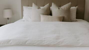 5 bedrooms, desk, iron/ironing board, travel crib