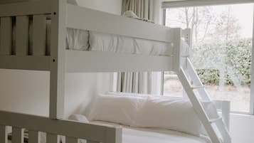 5 habitaciones, escritorio y tabla de planchar con plancha
