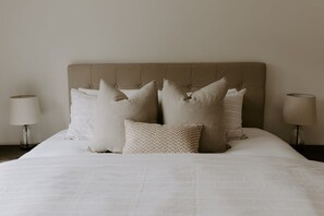 5 bedrooms, desk, iron/ironing board, travel cot