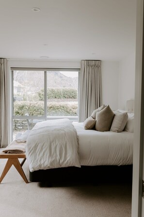 5 bedrooms, desk, iron/ironing board, travel cot - Dovecote: 5-bedroom Home with Hot tub & Games room (Arrowtown)