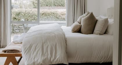 Dovecote: 5-bedroom Home with Hot tub & Games room