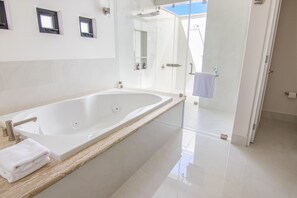 Haartrockner, Handtücher, Seife, Toilettenpapier